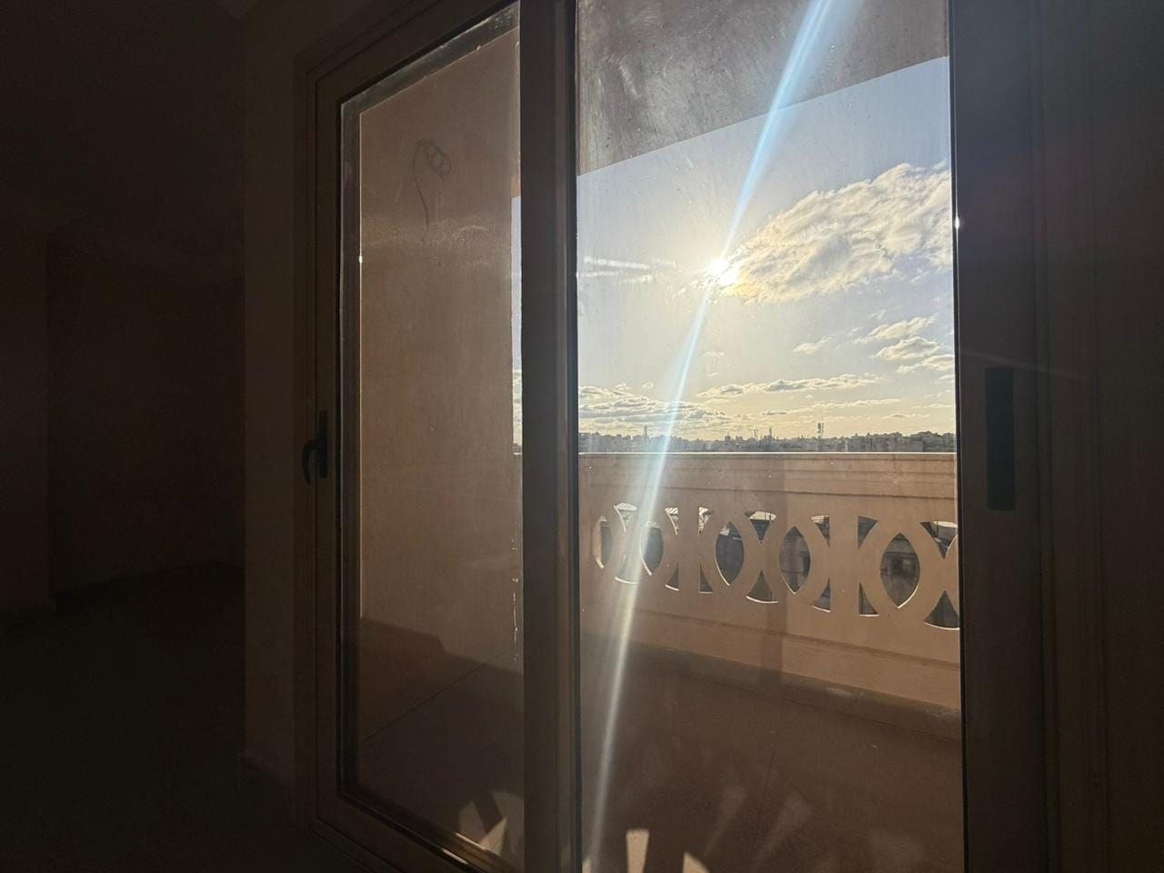 شقه مميزة في موقع استراتيجي بإطلالة فاخره