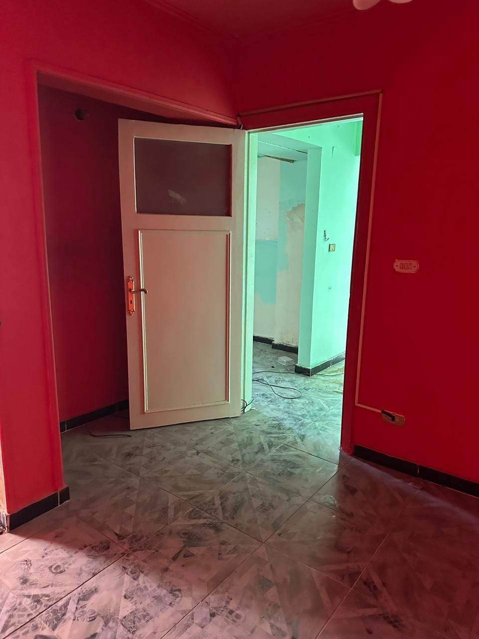 شقه متميزه بإطلالة مفتوحه على جامعه فاروس 